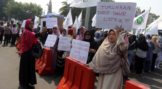 Bawa peralatan masak, emak-emak protes kenaikan harga sembako