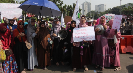 Bawa peralatan masak, emak-emak protes kenaikan harga sembako