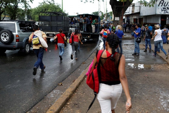 Transportasi lumpuh, warga Venezuela andalkan truk untuk bepergian