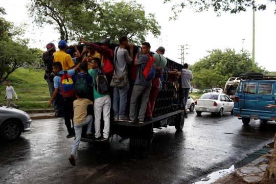 Transportasi lumpuh, warga Venezuela andalkan truk untuk bepergian