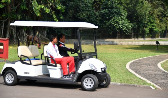 Jokowi setiri Zohri keliling Istana Bogor