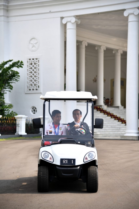 Jokowi setiri Zohri keliling Istana Bogor