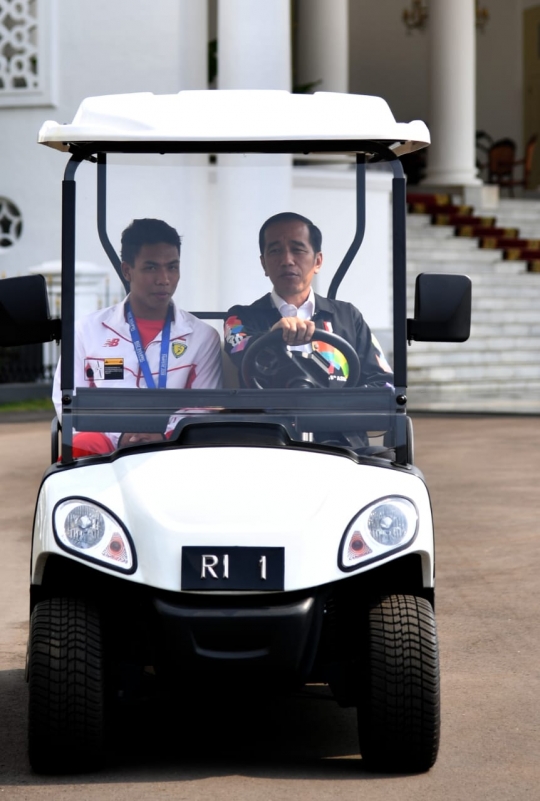 Jokowi setiri Zohri keliling Istana Bogor