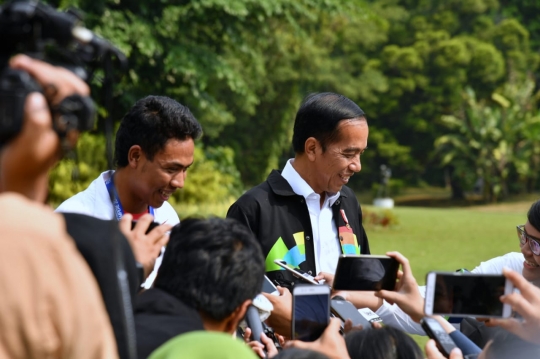 Jokowi setiri Zohri keliling Istana Bogor