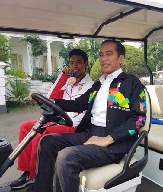 Jokowi setiri Zohri keliling Istana Bogor