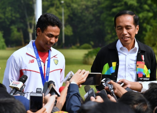 Jokowi setiri Zohri keliling Istana Bogor