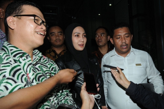 Usai diperiksa sebagai saksi, istri muda Gubernur non-aktif Aceh tersenyum