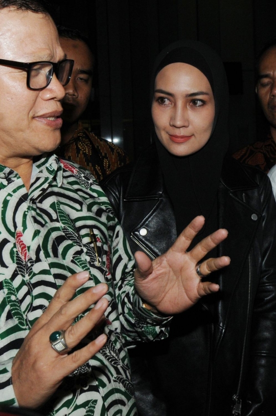 Usai diperiksa sebagai saksi, istri muda Gubernur non-aktif Aceh tersenyum