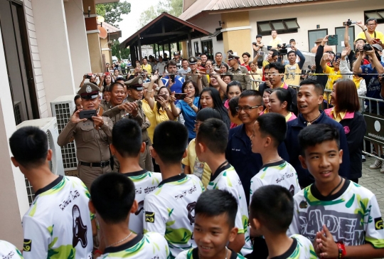 Keceriaan tim sepakbola Thailand yang terjebak dalam goa usai keluar dari rumah sakit