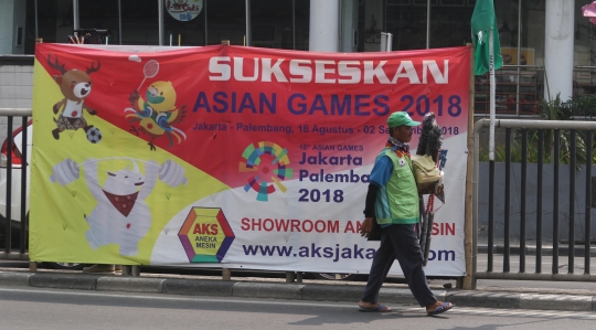 Melihat bendera negara peserta Asian Games yang diikat bambu