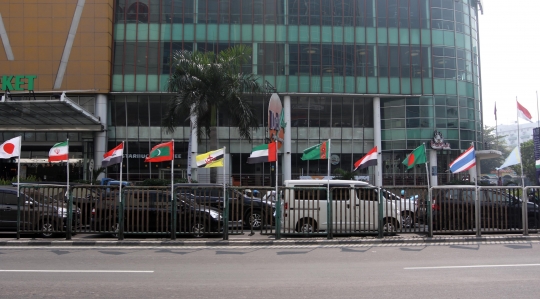 Melihat bendera negara peserta Asian Games yang diikat bambu