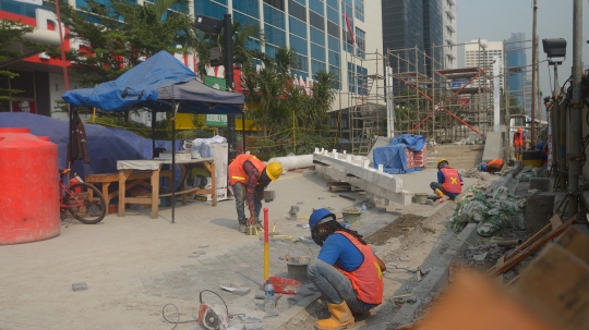 Penataan trotoar di Jalan MH Thamrin terus dikebut