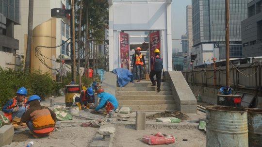 Penataan trotoar di Jalan MH Thamrin terus dikebut