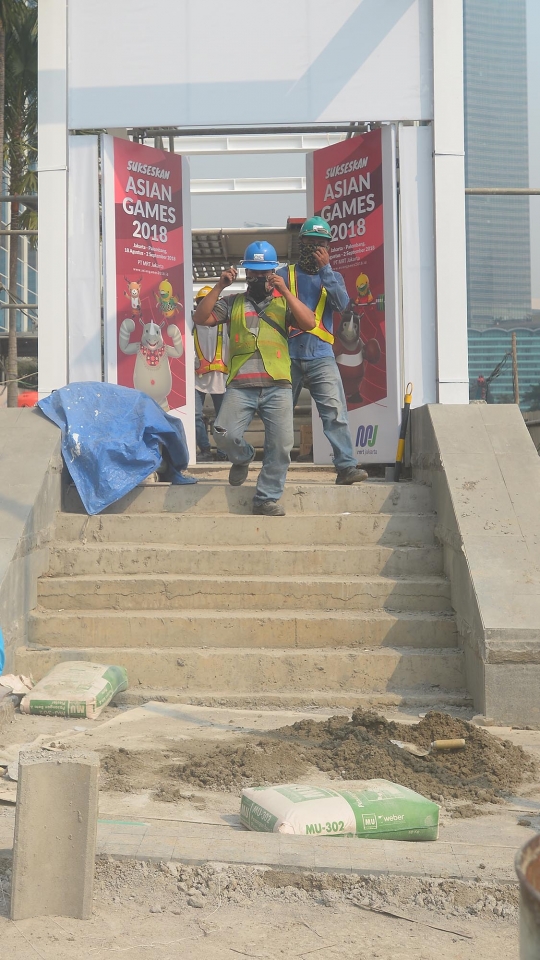 Penataan trotoar di Jalan MH Thamrin terus dikebut