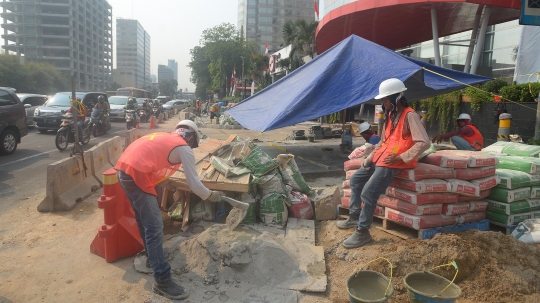 Penataan trotoar di Jalan MH Thamrin terus dikebut