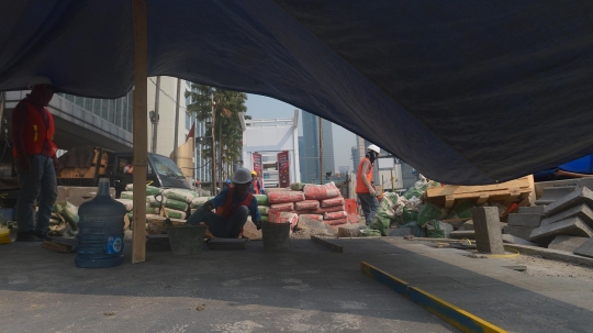 Penataan trotoar di Jalan MH Thamrin terus dikebut