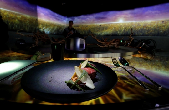 Menikmati sensasi unik menyantap hidangan di restoran berteknologi VR