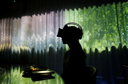 Menikmati sensasi unik menyantap hidangan di restoran berteknologi VR
