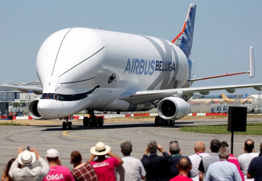 Saat 'paus' Beluga XL pertama kali mengangkasa di Prancis