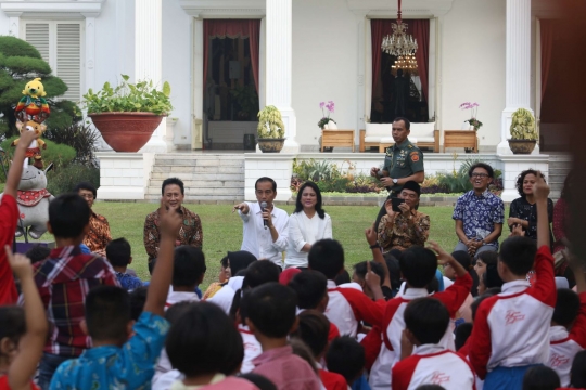 Keseruan Jokowi dan Iriana bermain bersama 300 anak di Hari Jumat