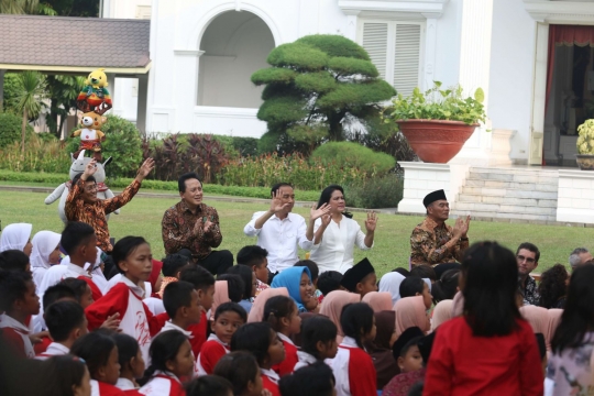 Keseruan Jokowi dan Iriana bermain bersama 300 anak di Hari Jumat