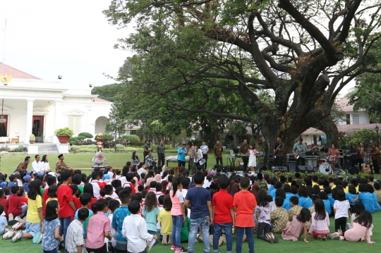 Keseruan Jokowi dan Iriana bermain bersama 300 anak di Hari Jumat