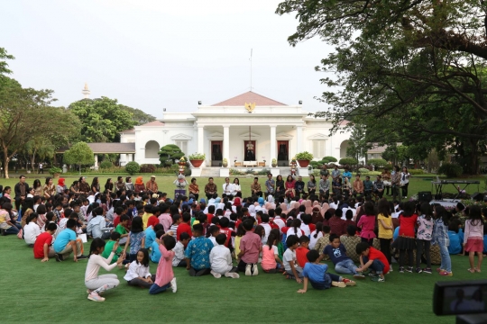 Keseruan Jokowi dan Iriana bermain bersama 300 anak di Hari Jumat