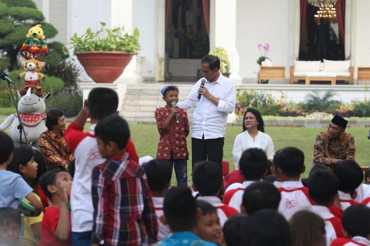 Keseruan Jokowi dan Iriana bermain bersama 300 anak di Hari Jumat