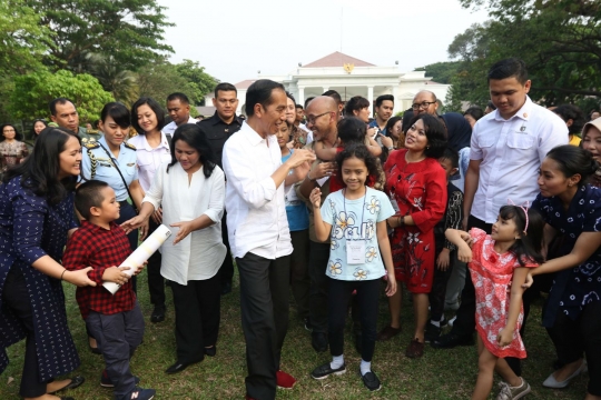 Keseruan Jokowi dan Iriana bermain bersama 300 anak di Hari Jumat