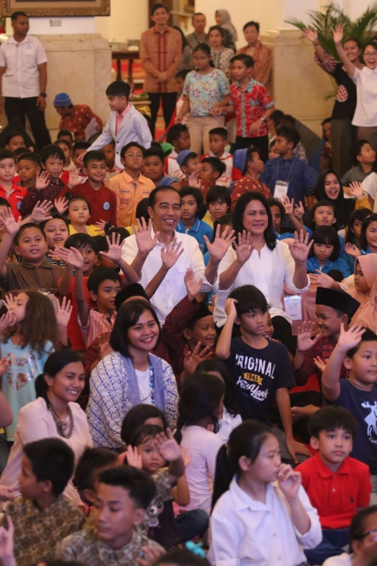 Keseruan Jokowi dan Iriana bermain bersama 300 anak di Hari Jumat