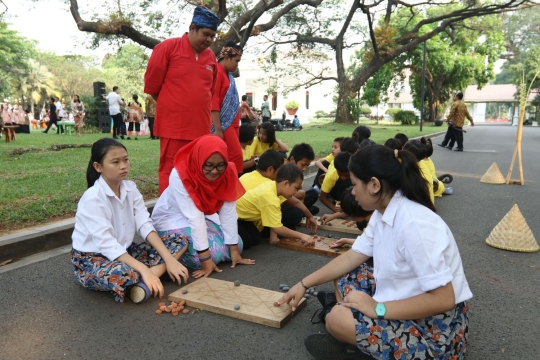 Keceriaan anak-anak bermain permainan tradisional di halaman Istana Negara