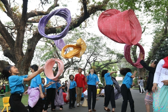 Keceriaan anak-anak bermain permainan tradisional di halaman Istana Negara