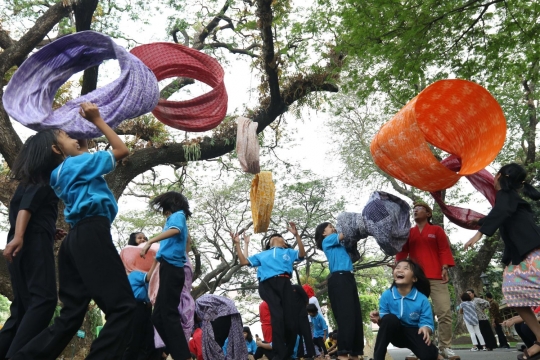 Keceriaan anak-anak bermain permainan tradisional di halaman Istana Negara