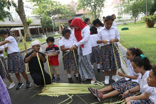 Keceriaan anak-anak bermain permainan tradisional di halaman Istana Negara