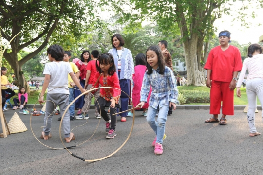 Keceriaan anak-anak bermain permainan tradisional di halaman Istana Negara