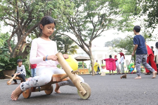 Keceriaan anak-anak bermain permainan tradisional di halaman Istana Negara