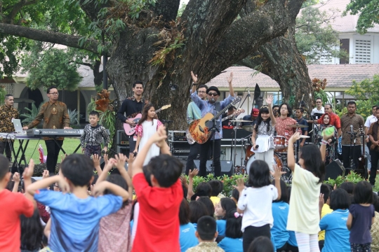 Keceriaan anak-anak bermain permainan tradisional di halaman Istana Negara