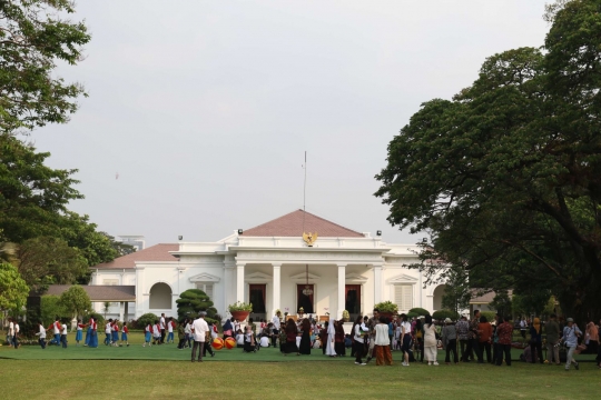 Keceriaan anak-anak bermain permainan tradisional di halaman Istana Negara