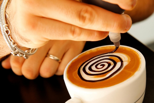 Uniknya kreasi seni lukis di atas cangkir cappuccino
