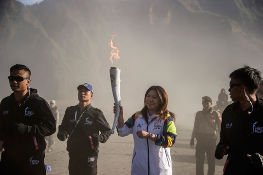 Aksi Susi Susanti bawa obor Asian Games di Gunung Bromo