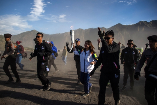 Aksi Susi Susanti bawa obor Asian Games di Gunung Bromo