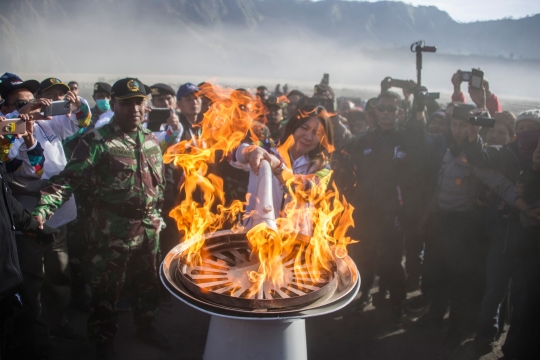 Aksi Susi Susanti bawa obor Asian Games di Gunung Bromo
