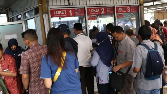 Pembaharuan e-Ticketing, penumpang KRL antre beli tiket kertas