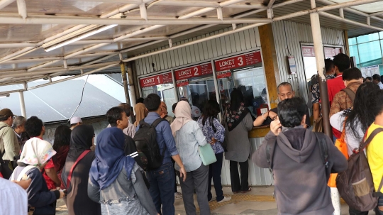 Pembaharuan e-Ticketing, penumpang KRL antre beli tiket kertas