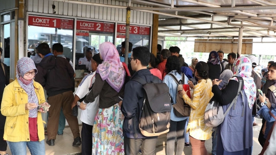 Pembaharuan e-Ticketing, penumpang KRL antre beli tiket kertas