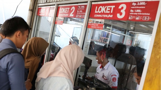 Pembaharuan e-Ticketing, penumpang KRL antre beli tiket kertas