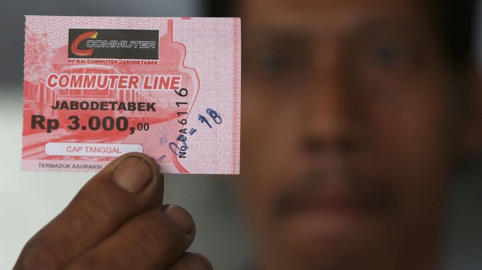 Pembaharuan e-Ticketing, penumpang KRL antre beli tiket kertas