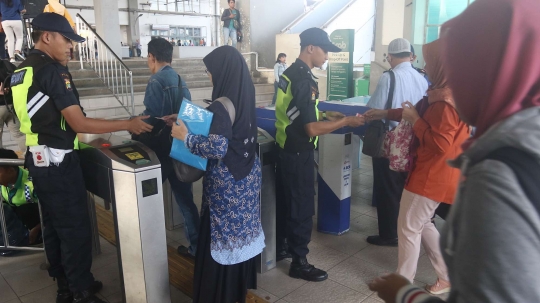 Pembaharuan e-Ticketing, penumpang KRL antre beli tiket kertas