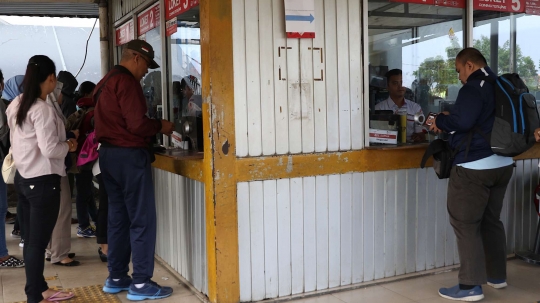 Pembaharuan e-Ticketing, penumpang KRL antre beli tiket kertas