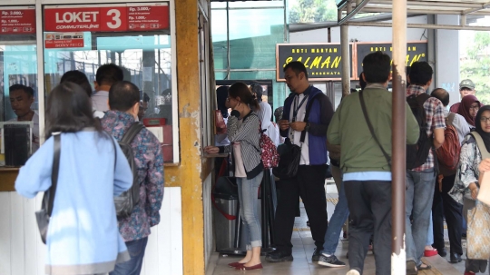 Pembaharuan e-Ticketing, penumpang KRL antre beli tiket kertas